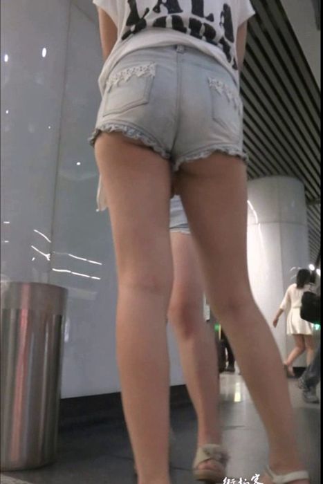 [街拍客视频]jx0204 牛仔热裤美女这裤子短的不能再短了！！