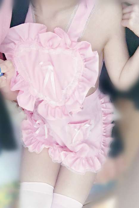 [萝莉液液酱YeYe写真]ID0035 粉色围裙--性感提示：婷袅全身丝袜胴体诱人犯罪放荡美妇